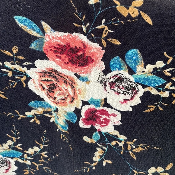 Floral short sleeved blouse. - Picture 3 of 4